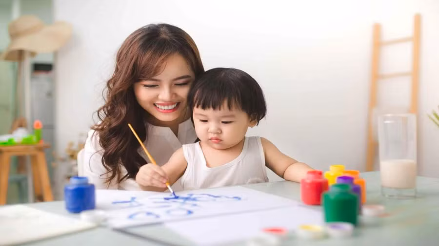 Lúc nhỏ tuổi, các bé thường chưa có khả năng diễn đạt gãy gọn. Ảnh minh họa.