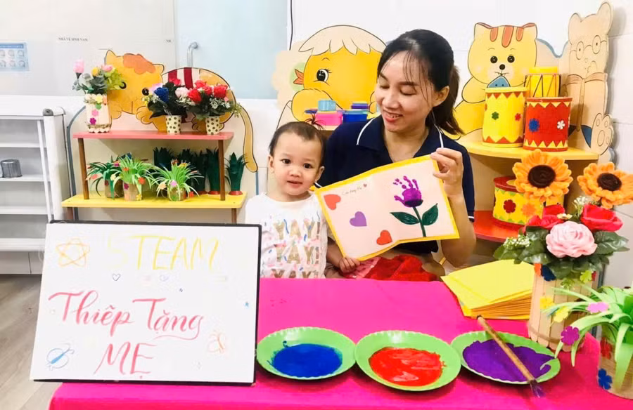 Giáo viên Trường Mầm non Tây Thạnh 2 chăm sóc trẻ. Ảnh: NTCC