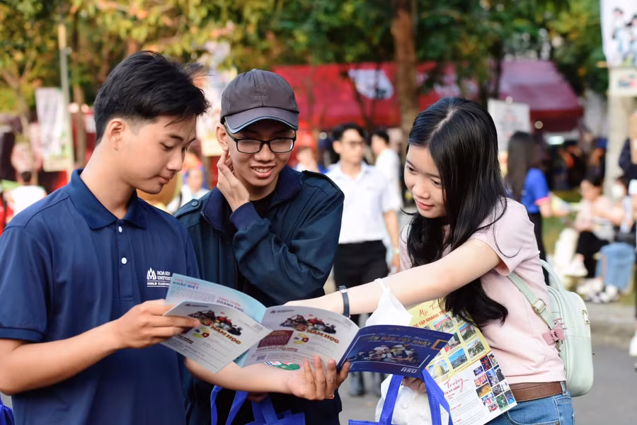 Học sinh tham gia ngày hội tư vấn tuyển sinh - hướng nghiệp tại TPHCM, diễn ra vào tháng 3/2024. Ảnh minh họa: INT