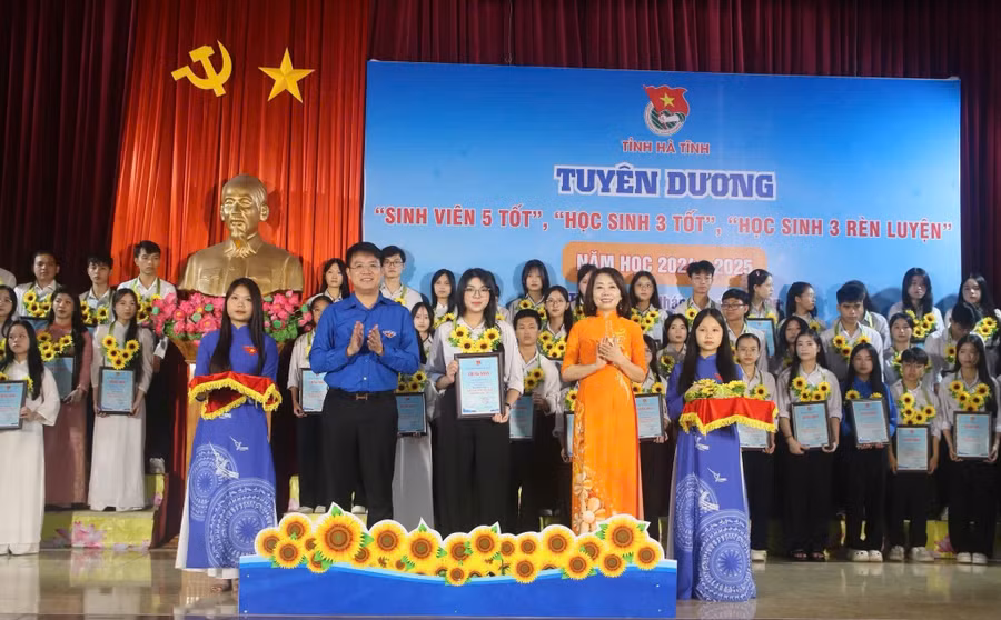 bong-hoa-3-tot-dam-me-doc-sach-1.jpg