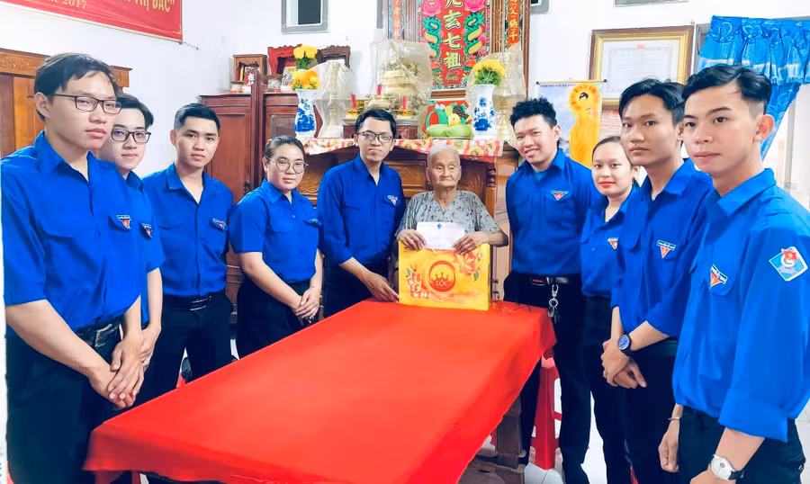 Sinh viên Khoa Khoa học chính trị (Trường Đại học Cần Thơ) thăm hỏi Bà mẹ Việt Nam Anh hùng Nguyễn Thị Đắc. Ảnh: NTCC