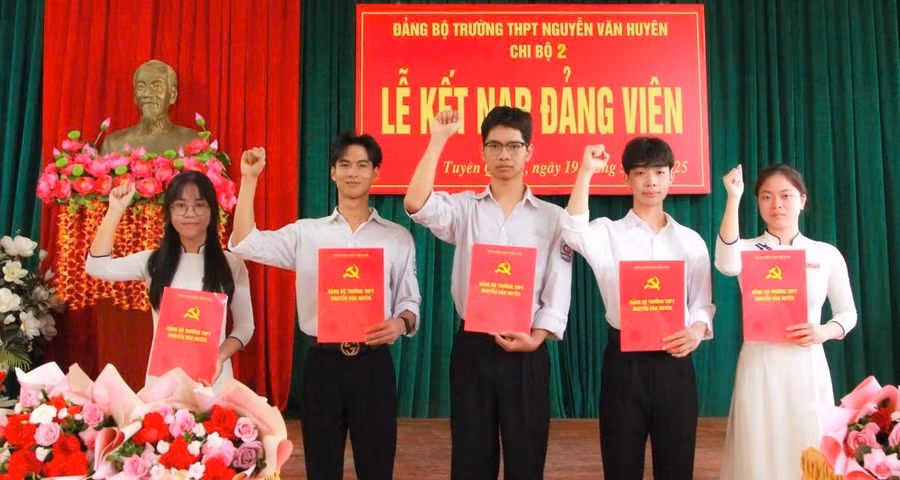 Những đảng viên trẻ tuổi của Trường THPT Nguyễn Văn Huyên.