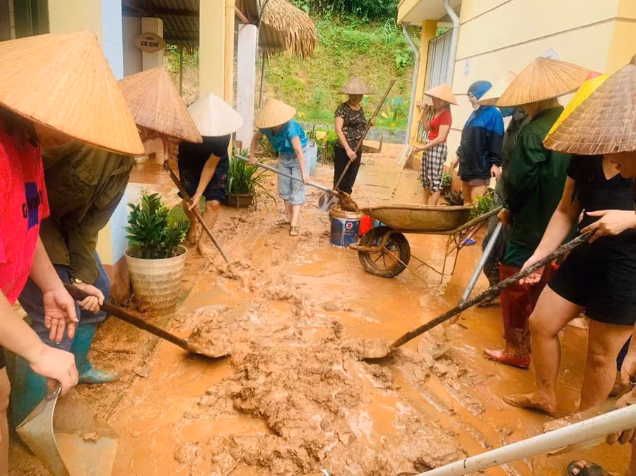 Cán bộ, giáo viên Trường Mầm non Đồng Thịnh (huyện Định Hóa, Thái Nguyên) phối hợp với phụ huynh dọn dẹp khuôn viên nhà trường. Ảnh: Phương Thảo
