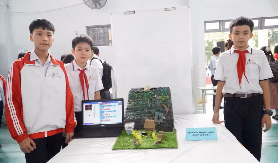 Dự án của nhóm nam sinh đoạt giải Triển vọng trong Hội thi “Sáng tạo cùng micro:bits” về chủ đề sức khỏe tâm thần và biến đổi khí hậu. Ảnh: Trúc Hân