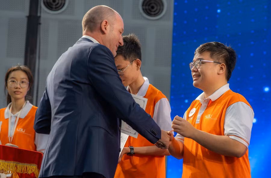 Trường Đại học Việt Đức trao học bổng cho sinh viên. Ảnh: VGU