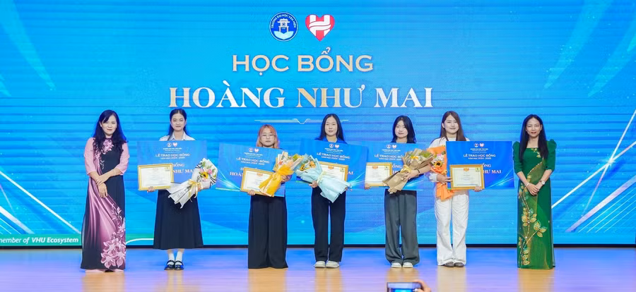 nhung-canh-tay-noi-dai-1.jpg