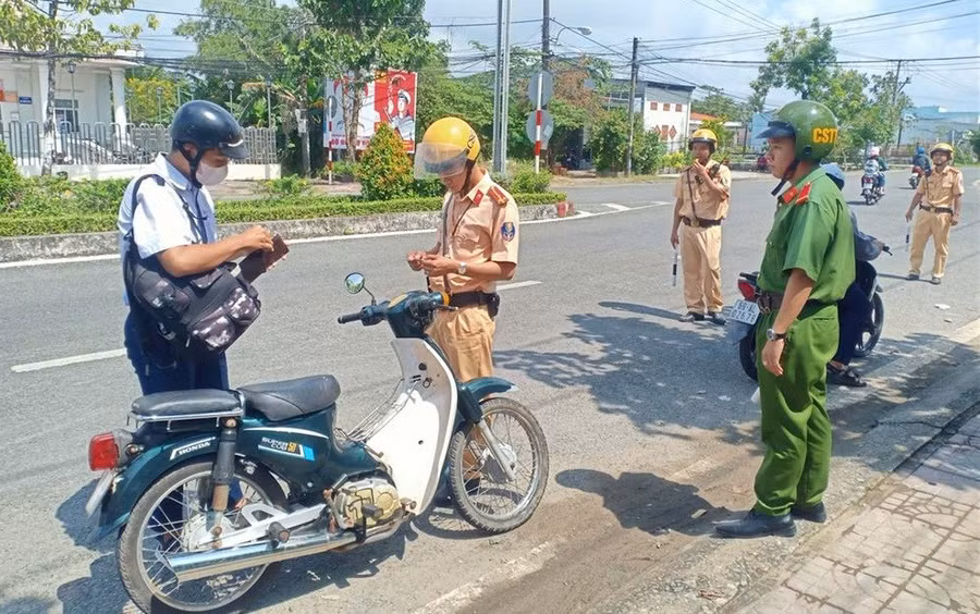 Lực lượng CSGT tỉnh Cà Mau kiểm tra, xử lý học sinh vi phạm Luật Giao thông. Ảnh: Q.M