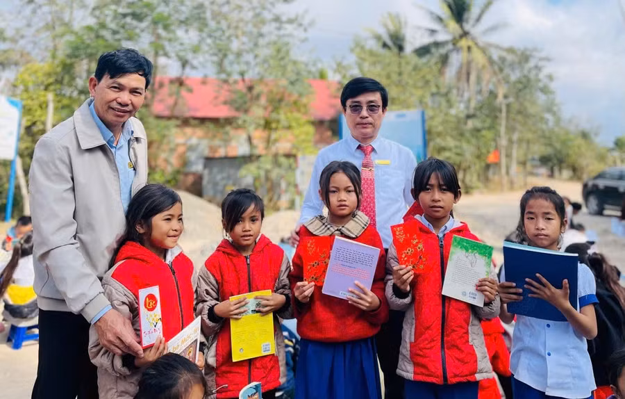 Sách là một trong những phần quà ý nghĩa học sinh Trường Tiểu học – Trung học cơ sở A Xing (Lìa, Quảng Trị) được hỗ trợ. Ảnh: NTCC