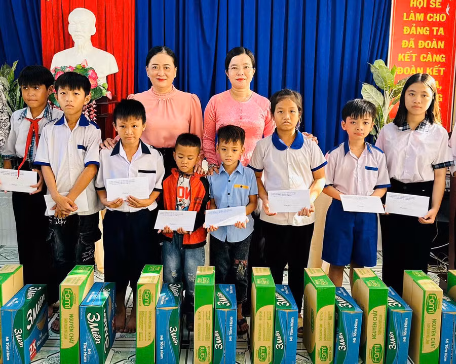 tiep suc den truong cho tre ngheo (1).jpg