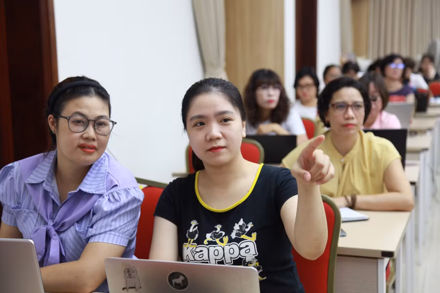 ung-dung-cong-nghe-de-cham-lo-bao-ve-nha-giao-3.jpg