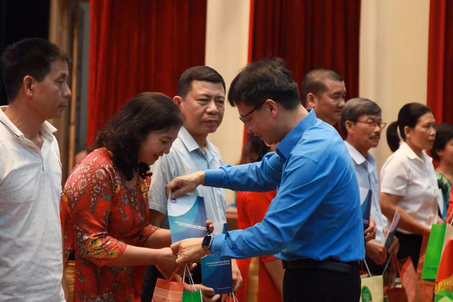 ung-dung-cong-nghe-de-cham-lo-bao-ve-nha-giao-4.jpg