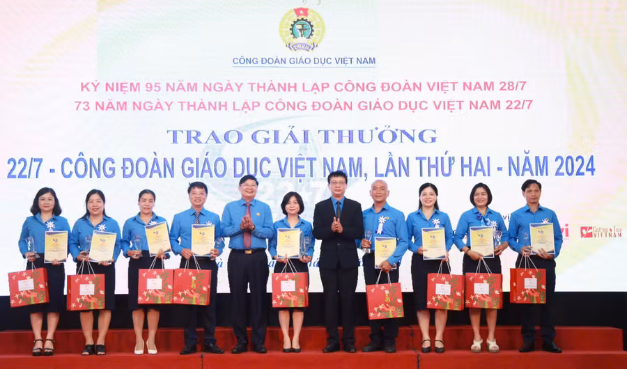 ung-dung-cong-nghe-de-cham-lo-bao-ve-nha-giao-5.jpg