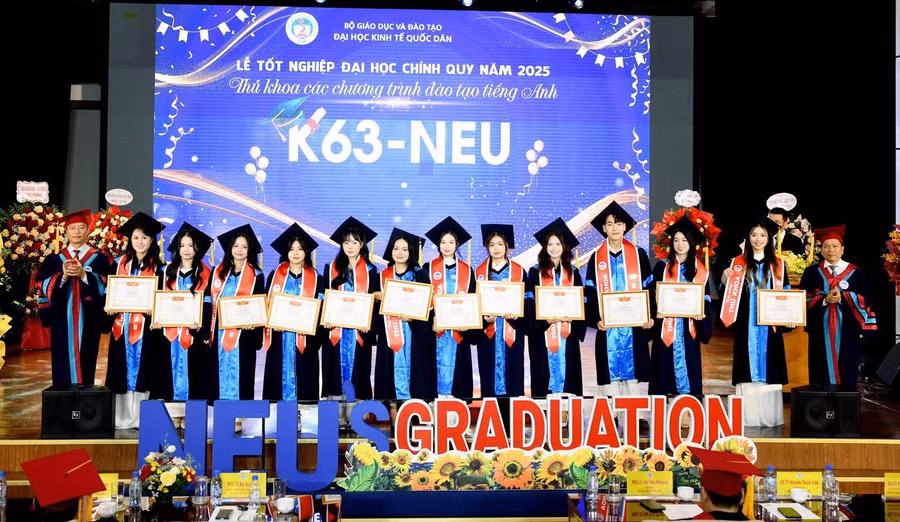 Lãnh đạo Đại học Kinh tế Quốc dân trao giấy khen và tặng hoa cho thủ khoa các ngành, chương trình đào tạo tại Lễ tốt nghiệp hồi cuối tháng 8/2025. Ảnh: Website nhà trường