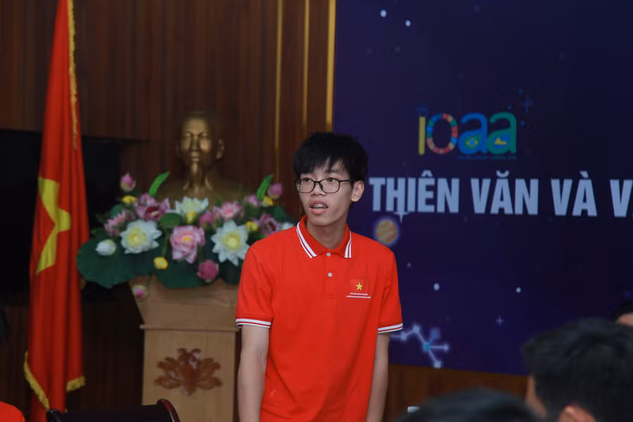 nam-sinh-ha-noi-chia-se-tinh-yeu-voi-vat-ly-thien-van-2.jpg