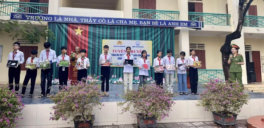 la-chan-mem-day-lui-bao-luc-ma-tuy-hoc-duong-1.jpg