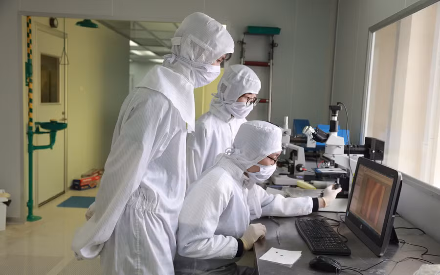 Một giờ học thí nghiệm của sinh viên Trường Đại học Khoa học Tự nhiên (Đại học Quốc gia Hà Nội). Ảnh: NTCC