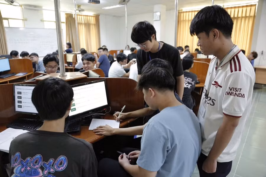 Sinh viên Trường Đại học Thái Bình trong giờ học thực hành công nghệ. don-dau-nhu-cau-nhan-luc-nganh-chien-luoc-3.jpg