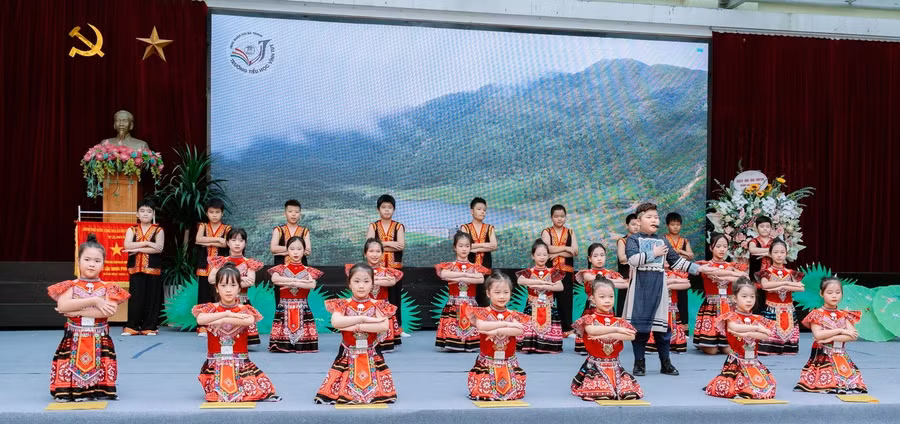 Một hoạt động văn hóa, giáo dục truyền thống quê hương, đất nước của Trường Tiểu học Vĩnh Tuy (Hai Bà Trưng, Hà Nội). Ảnh: NTCC