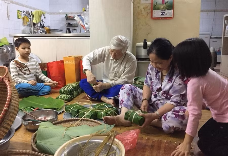 Tổng Bí thư, Chủ tịch nước Nguyễn Phú Trọng và Phu nhân Ngô Thị Mận cùng các cháu quây quần gói bánh chưng ngày 27 Tết Kỷ Hợi 2019.