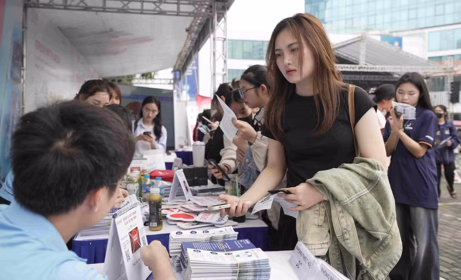 Sinh viên tiếp xúc với nhà tuyển dụng tại Phenikaa Career Fair. Ảnh: NTCC