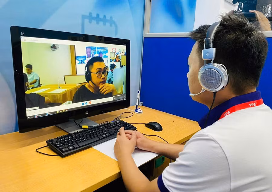 Người lao động tìm hiểu cơ hội việc làm trực tuyến tại Trung tâm Dịch vụ việc làm Hà Nội.