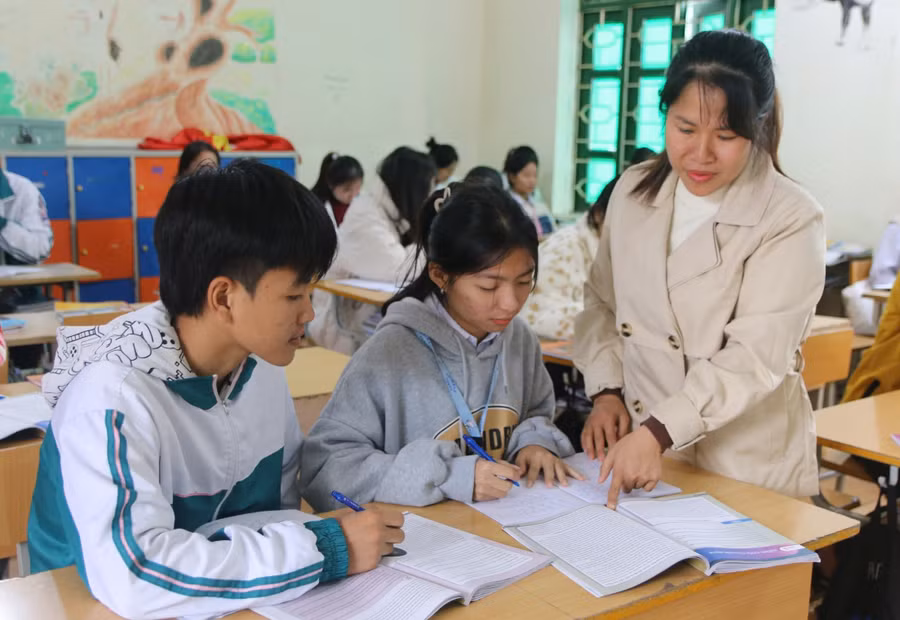Giáo viên Trường PTDTNT THPT huyện Mường Nhé (Điện Biên) hướng dẫn học sinh ôn thi tốt nghiệp THPT. 