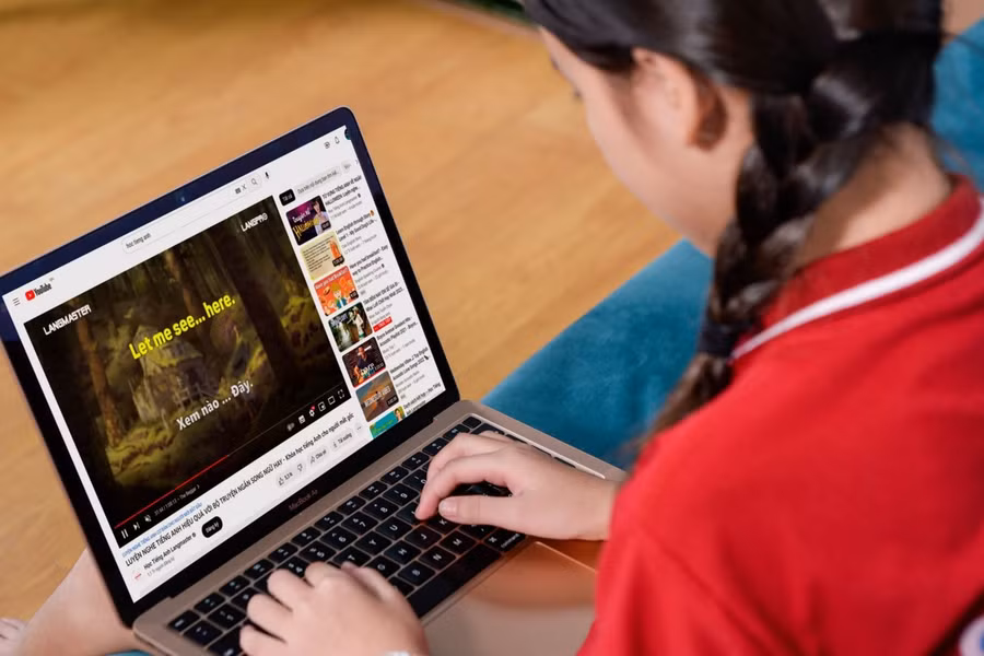 Trong thời đại công nghệ 4.0, Internet cũng ẩn chứa nhiều mối lo ngại mà bố mẹ cần nhận biết để phòng tránh cho con. Ảnh minh họa: INT.