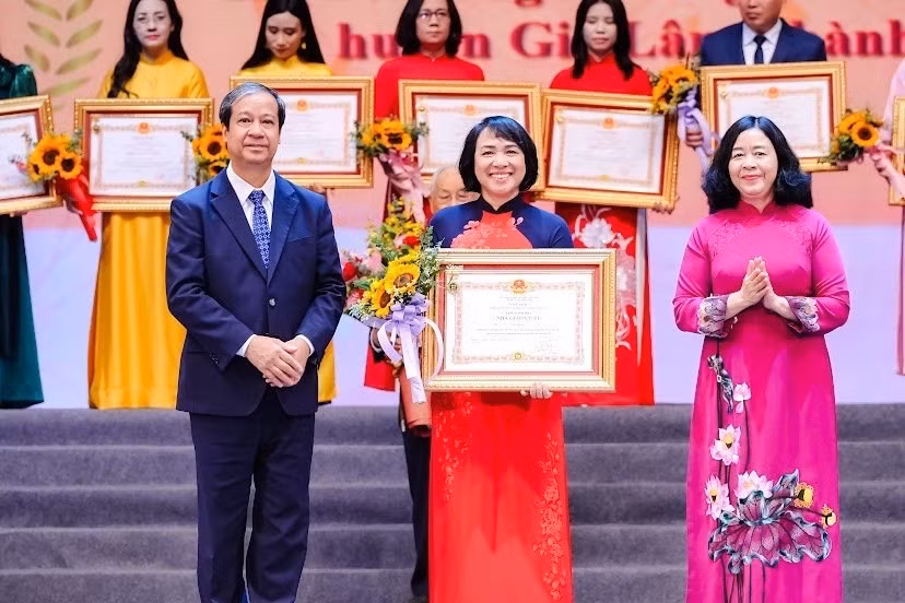nu-nha-giao-danh-gan-4-thap-ky-tan-hien-voi-nghe-2.jpg
