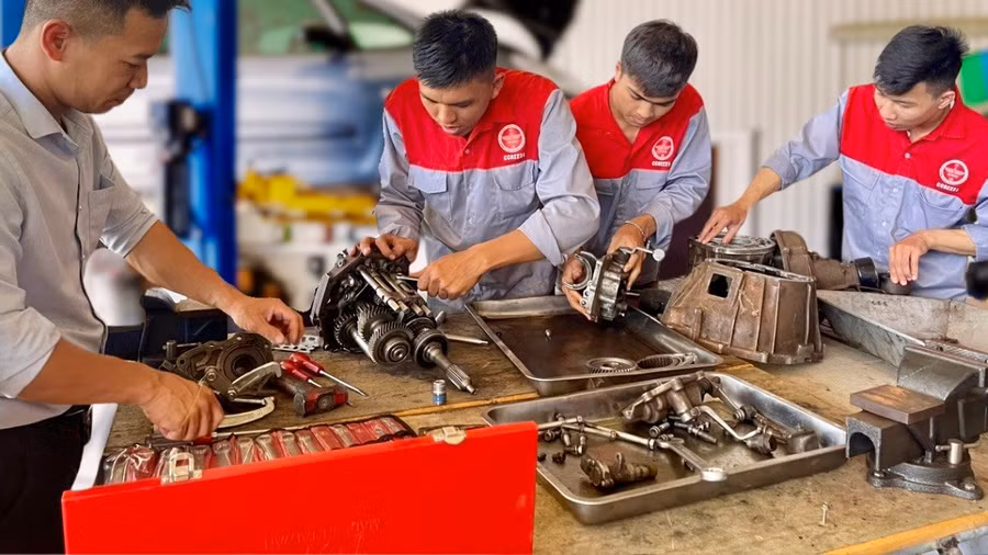 Sinh viên ngành Công nghệ ô tô thực hành sửa chữa tại Trường Cao đẳng Bách khoa Tây Nguyên.