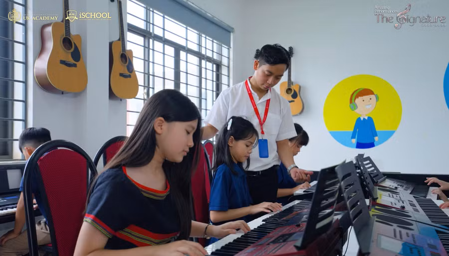 Chương trình AMEB giúp học sinh UKA hướng đến việc rèn luyện kỹ năng biểu diễn và cảm thụ âm nhạc chuyên nghiệp. Ảnh: UKA Gia Lai