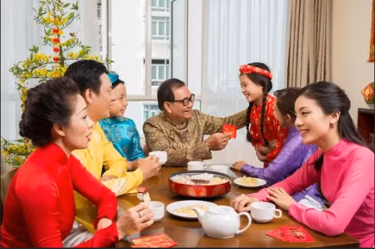 Trong xã hội nông nghiệp truyền thống, mô hình gia đình nhiều thế hệ cùng chung sống dưới một mái nhà từng là hình ảnh quen thuộc. Ảnh minh họa: ITN.