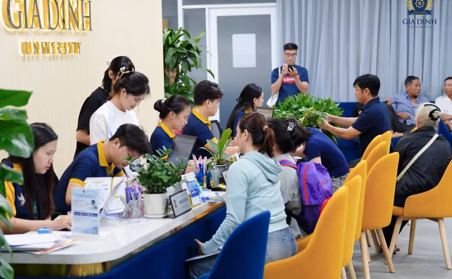 Phụ huynh, thí sinh tìm hiểu thông tin tuyển sinh tại Trường Đại học Gia Định, tháng 7/2025. Ảnh: GDU