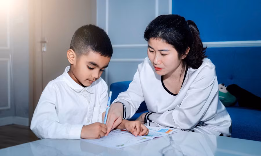 Khi thấy con đổ lỗi, cha mẹ cần đồng hành giúp con hình thành kỹ năng nhận trách nhiệm. Ảnh: Hoàng Toàn.