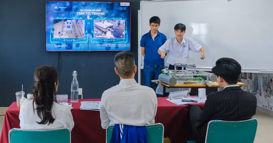 Các đội dự thi đến từ những trường THPT đang trình bày mẫu thử và nhận góp ý từ ban huấn luyện cuộc thi U-Invent 2024. Ảnh: VNUK