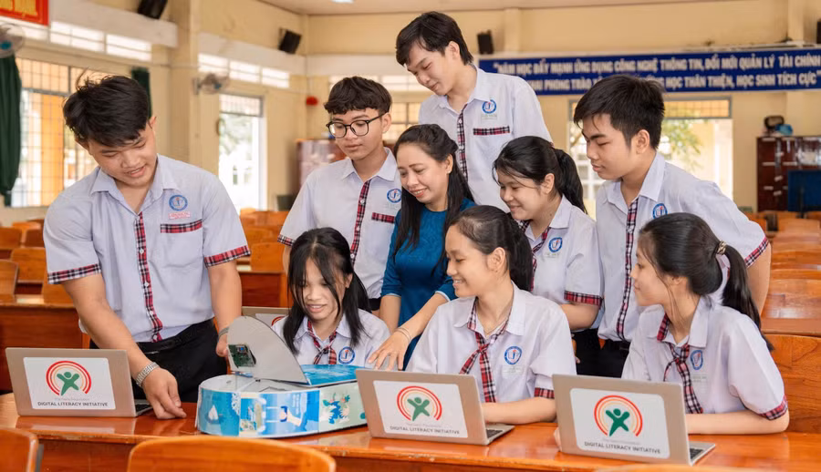 Cô, trò Trường THPT Võ Văn Kiệt (Vĩnh Long). Ảnh: NTCC