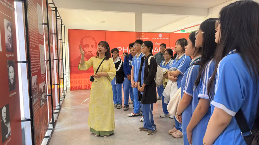 Học sinh Trường THPT Phan Châu Trinh (phường Hải Châu) nghe thuyết minh tại triển lãm “Phan Châu Trinh - Cây tùng xứ Quảng” được tổ chức ngay tại trường. Ảnh: NTCC