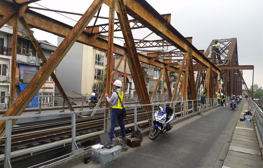 Thầy, trò Trường ĐH Công nghệ Giao thông vận tải sử dụng các thiết bị kiểm định cầu Long Biên (Hà Nội). Ảnh: NTCC