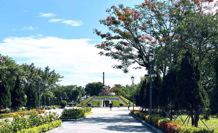 bieu-tuong-chien-tranh-trong-tieu-thuyet-mua-do-1.jpg