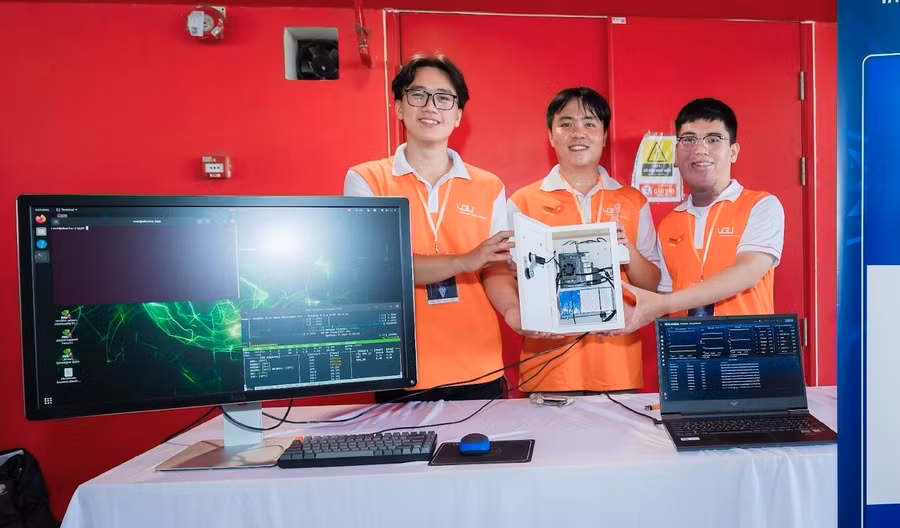 Nhóm sinh viên Trường Đại học Việt Đức và sản phẩm nghiên cứu. Ảnh: Hà An