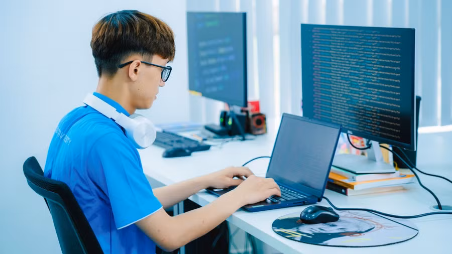 Sinh viên ngành Khoa học Máy tính, Trường Đại học CMC. Ảnh: NTCC