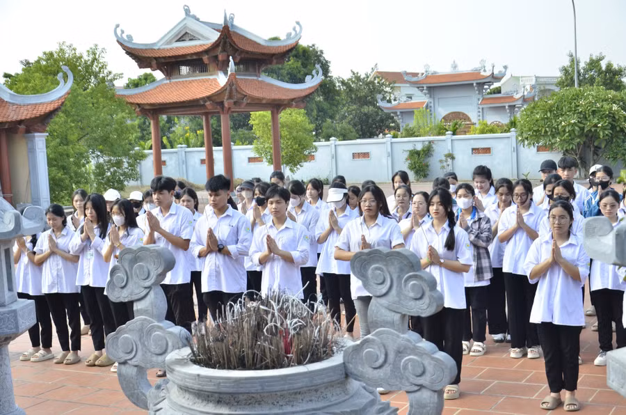 Học sinh Trường THPT Ân Thi (Hưng Yên) trong hoạt động về nguồn. Ảnh: NTCC