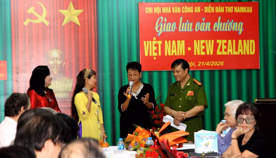 Christine Chen giao lưu với các nhà thơ Việt Nam tại NXB Công an nhân dân, tháng 4/ 2026. Ảnh: Nguyễn Văn Vượng