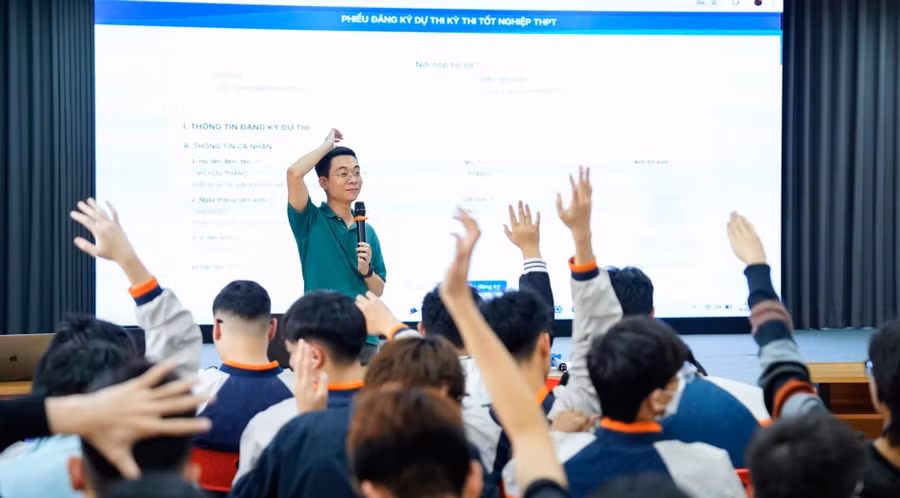 Trường THCS, THPT FPT Hải Phòng hướng dẫn ứng dụng AI để học sinh tự tin bước vào Kỳ thi tốt nghiệp THPT. Ảnh: NTCC