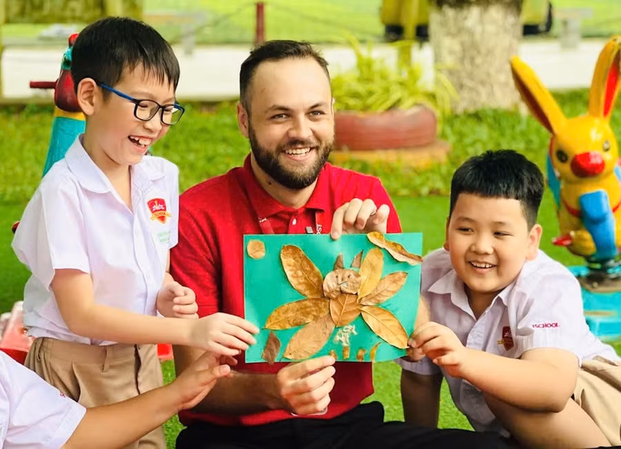 Thầy và trò học tập, vui chơi trong không gian gần gũi, thân thiện.