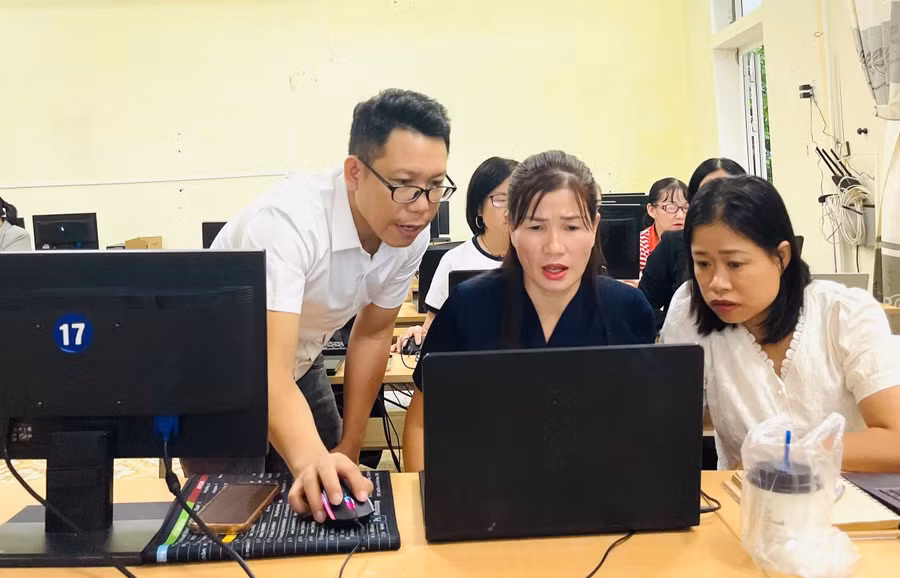 Bồi dưỡng kỹ năng AI cho giáo viên Trung tâm GDTX - Tin học, Ngoại ngữ tỉnh Quảng Trị. Ảnh: NTCC