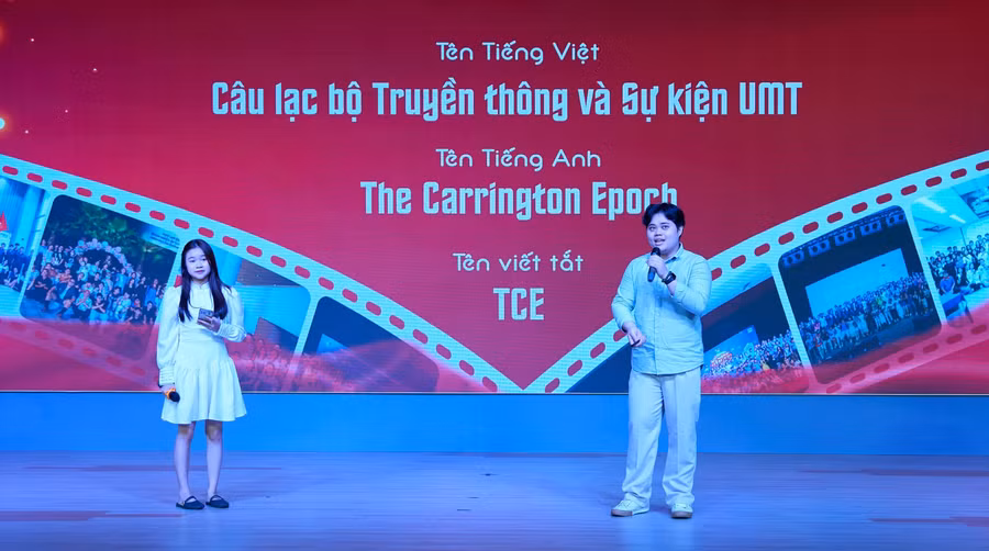 Các câu lạc bộ sinh viên của Trường Đại học Quản lý và Công nghệ TPHCM giới thiệu với tân sinh viên năm 2025 về các hoạt động ngoại khóa. Ảnh: UMT