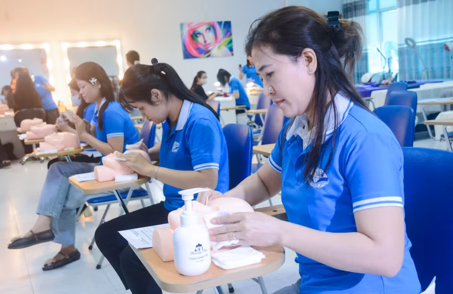 Học viên Trường Cao đẳng Thương mại thực hành kỹ năng chăm sóc da. Ảnh: NTCC