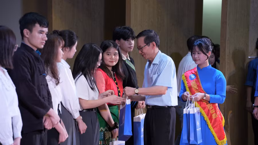 Trao học bổng cho 16 sinh viên người dân tộc theo học tại Trường Đại học Sư phạm Hà Nội. Ảnh: NTCC