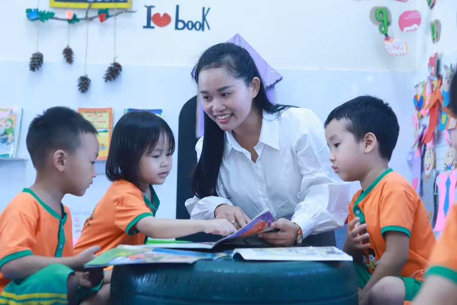 Cô trò Trường Mầm non Hải Vân (huyện Hải Hậu, Nam Định) trong giờ hoạt động góc. Ảnh: Đình Tuệ 