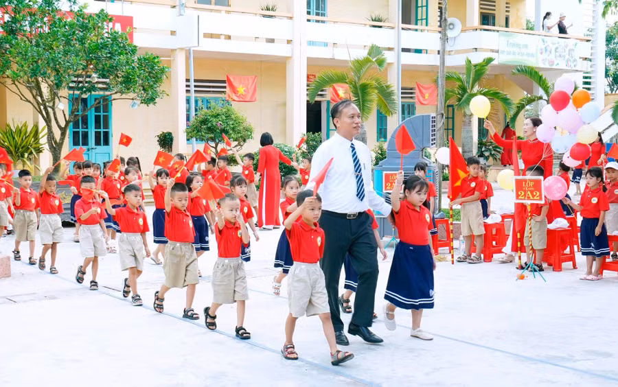 Ông Đỗ Hồng Duy trong ngày khai giảng năm học 2026 - 2027.